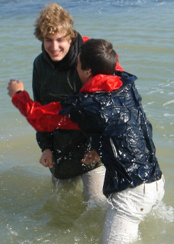 cagoule blue red survival swimming in clothes